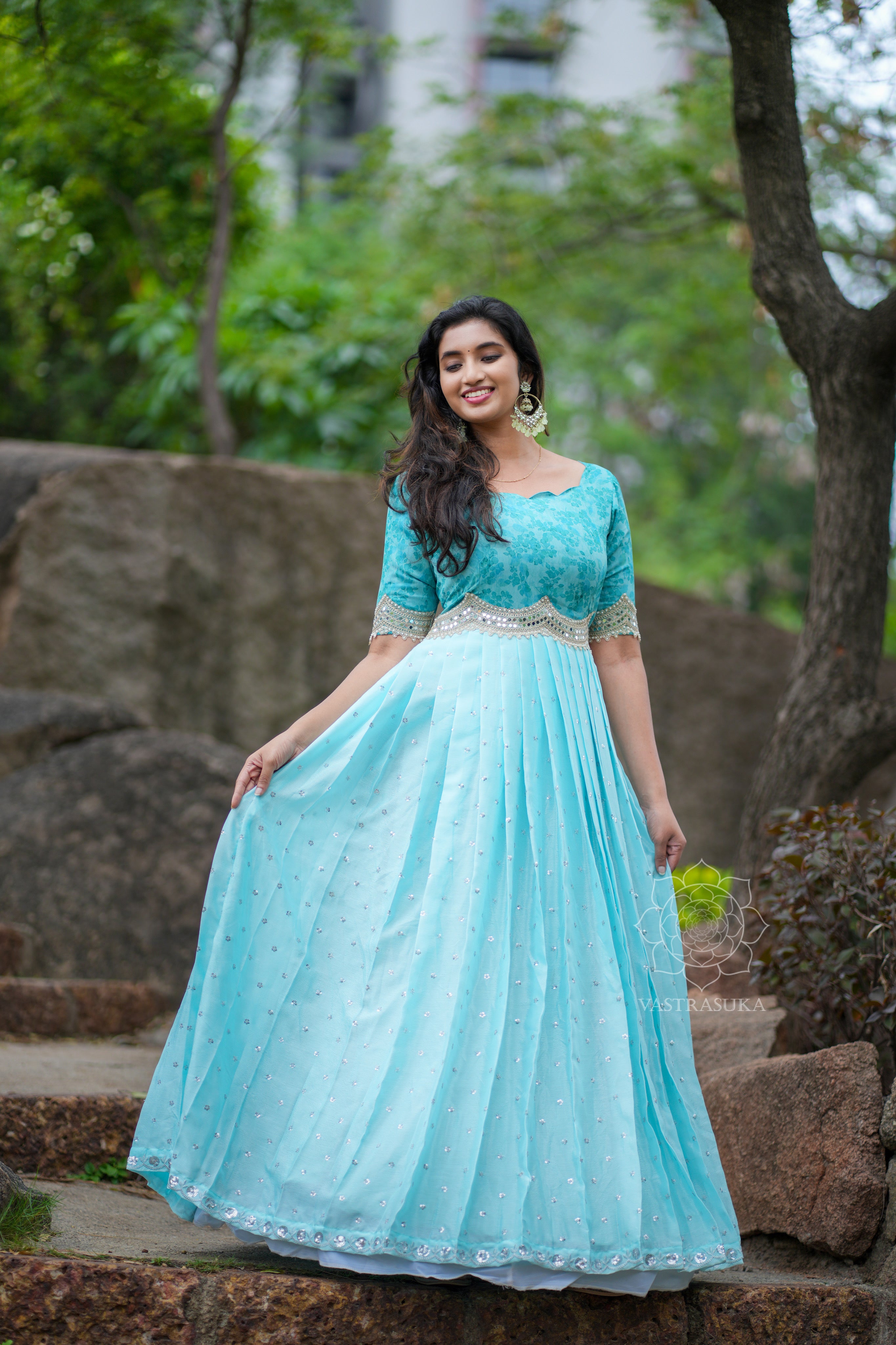 Ice blue pleated flora